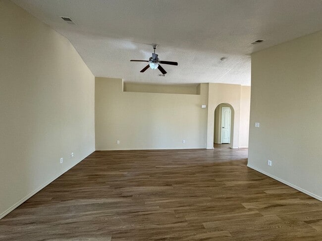 Building Photo - 3 bed 2 bath home in Huning Ranch!