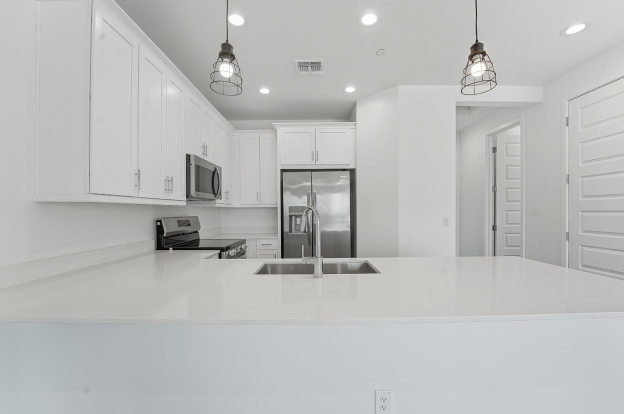 Foto principal - Like Brand New Luxurious Modern 3 Bedroom 2 Bath Townhome in Warner Meadow – Rare Rental Opportun...