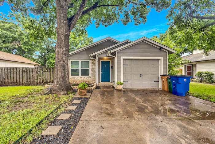 Foto principal - 9721 Holly Springs Dr