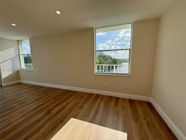 Foto del edificio - 16546 NE 26th Ave