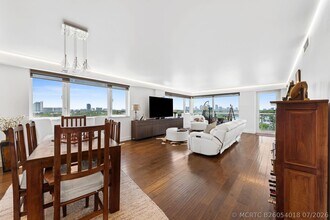 Building Photo - 3000 Holiday Dr