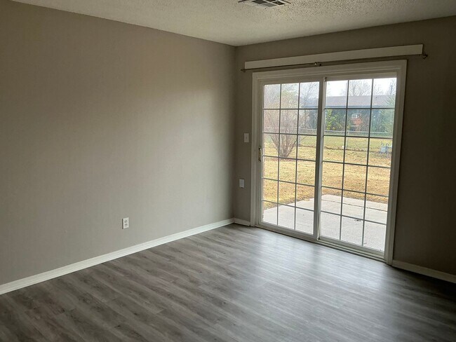 Foto del edificio - 3 bed 1 bath 1 car, fenced yard, one car garage! Moore Schools