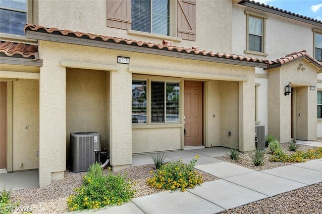 Building Photo - 6275 Haiku Stairs St