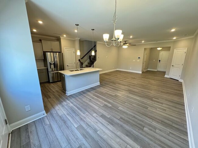 Building Photo - Fabulous Like-New End-Unit Townhome in Durham