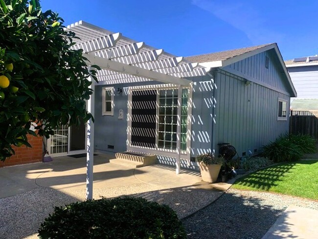 Building Photo - CHARMING SINGLE STORY HOME ON QUIET COURT ...