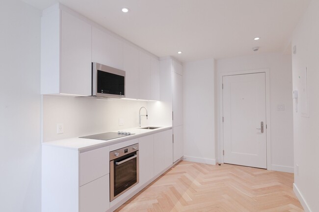 Building Photo - 590 Av. Outremont