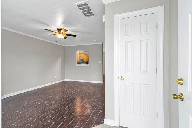 Building Photo - 300 Streamwood Dr
