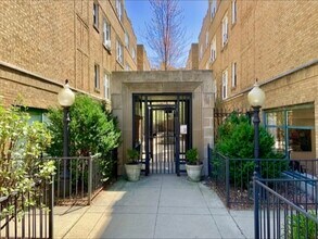 Building Photo - 677.5 W Wrightwood Ave