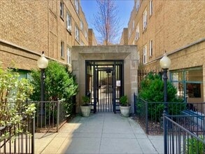 Building Photo - 677.5 W Wrightwood Ave