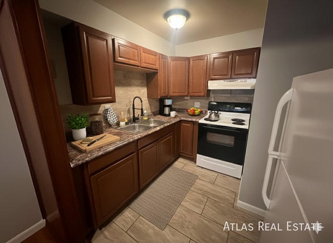 Building Photo - 835 E San Miguel St