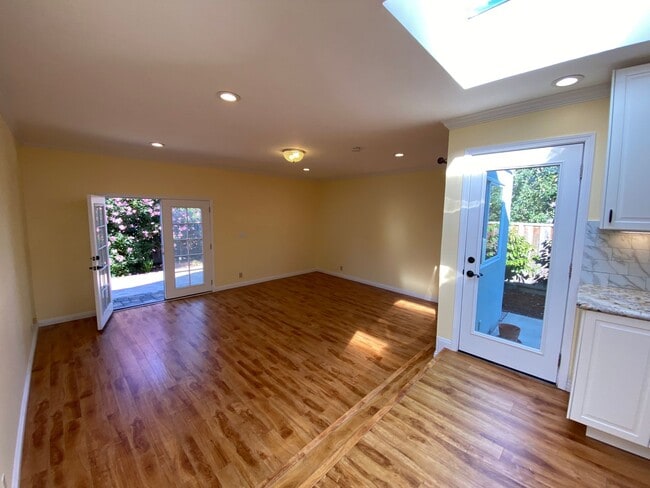 Building Photo - REDWOOD CITY - Beautifully Updated 3BR/2BA