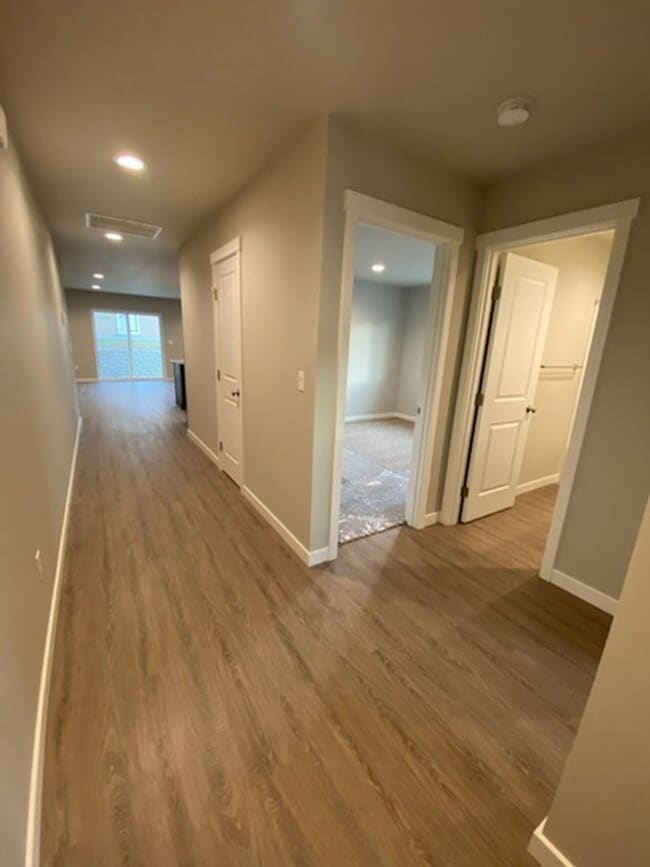 Building Photo - Luxury 3 bedroom, 2 bath home with double garage!