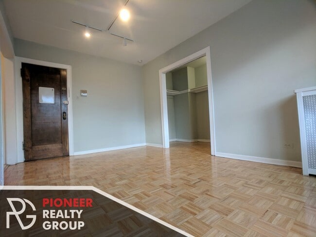 Building Photo - 739 W Belmont Ave