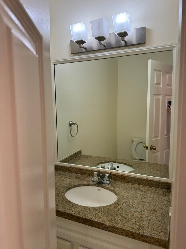 Baño de la planta baja - 1909 Pelham Ave