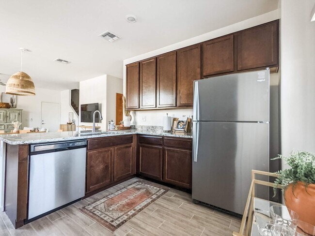 Building Photo - Gorgeous Fully Furnished - PRELEASE August 2026