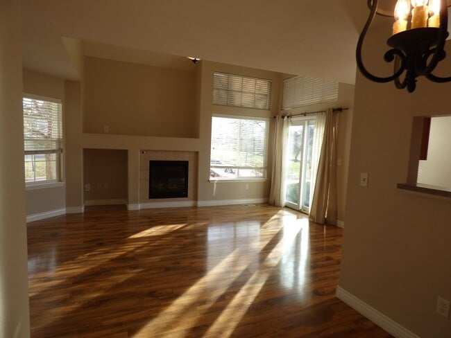 Building Photo - 805 Summer Hawk Dr