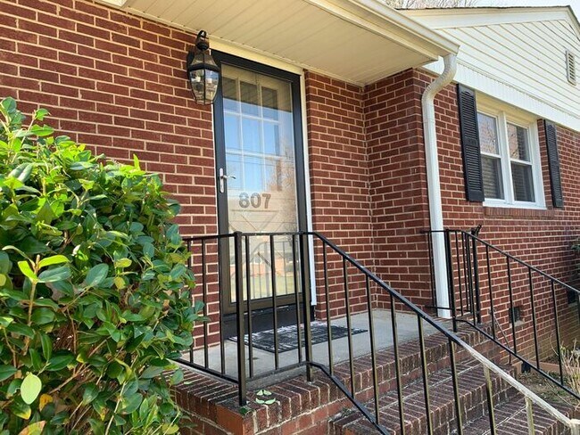 Building Photo - 807 Plummer Dr