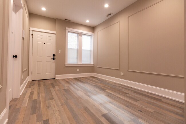 Foto del edificio - 2850 W Barry Ave