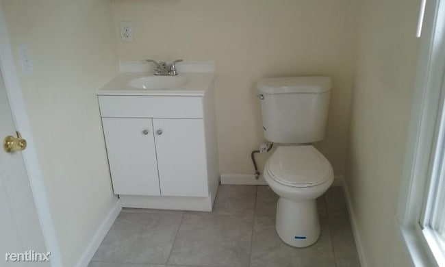 Building Photo - 1 br, 1 bath Apartment - 176 Collins St