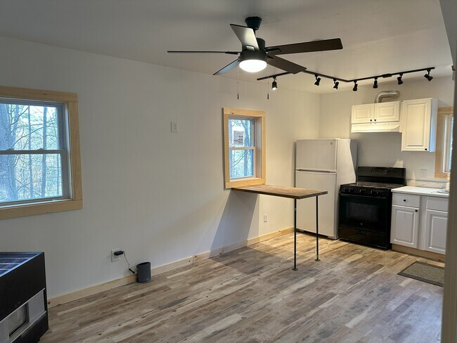 Building Photo - 929 Codding Hollow Rd