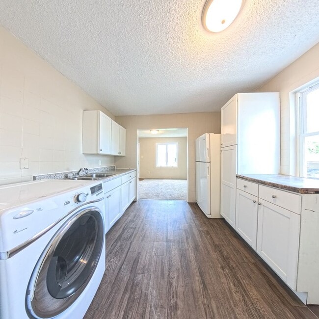 Building Photo - 2-Bedroom, 1-Bathroom Home Available