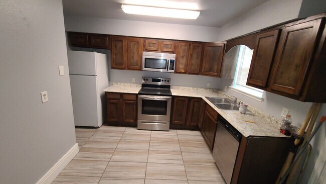 Foto del edificio - Townhome Available!
