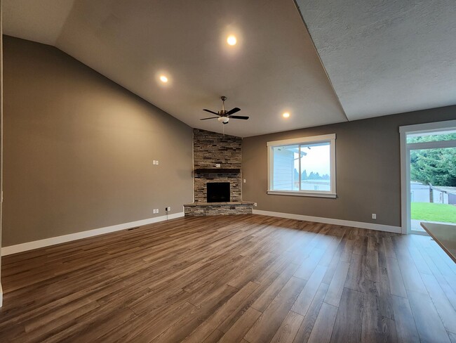 Building Photo - Beautiful & Brand New House in Sublimity C...