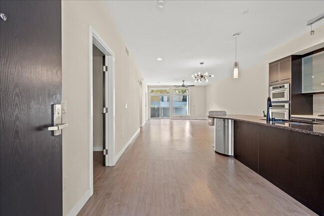 Foto del edificio - Resort Style Amenities in a Luxury, Modern 2 Bedroom Condo