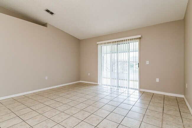 Foto del edificio - 65 Reeding Ridge Dr W