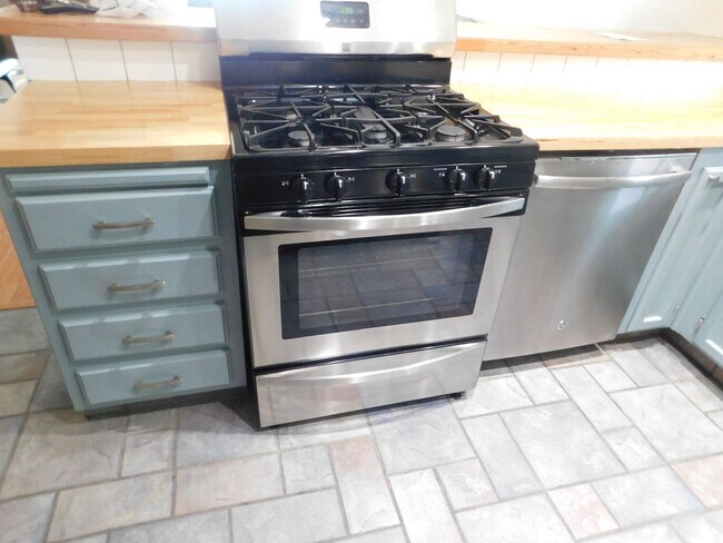 Foto del edificio - Spacious 3bd 2.5ba Quiet location.