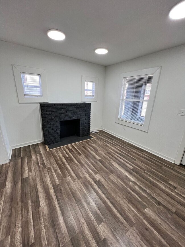 Foto del edificio - Updated 5BR Home with Modern Finishes & Extra Space