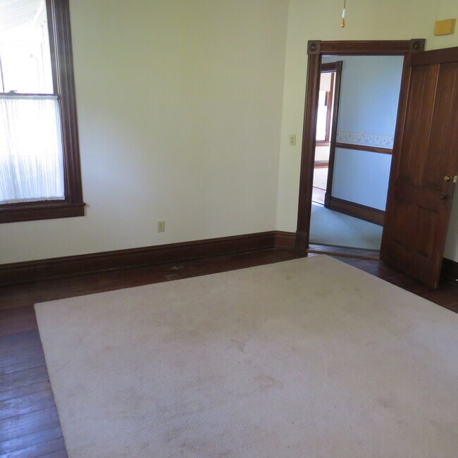 dormitorio y puerta al pasillo - 711 Union St