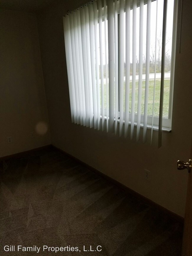 Building Photo - 215-215 Hyler Dr