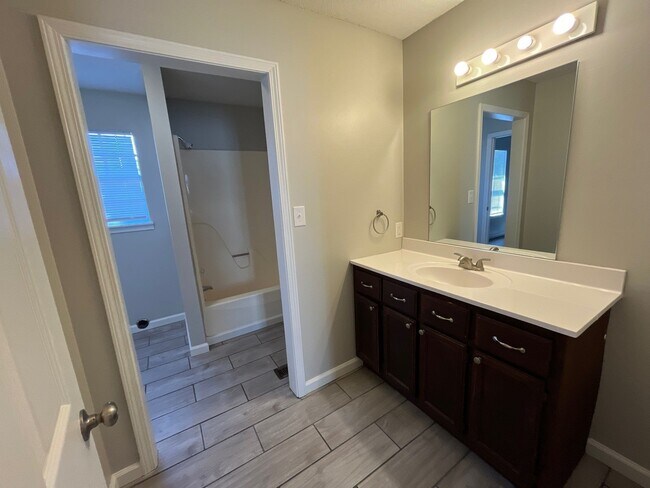 Foto del edificio - 1080 Wallace Rd