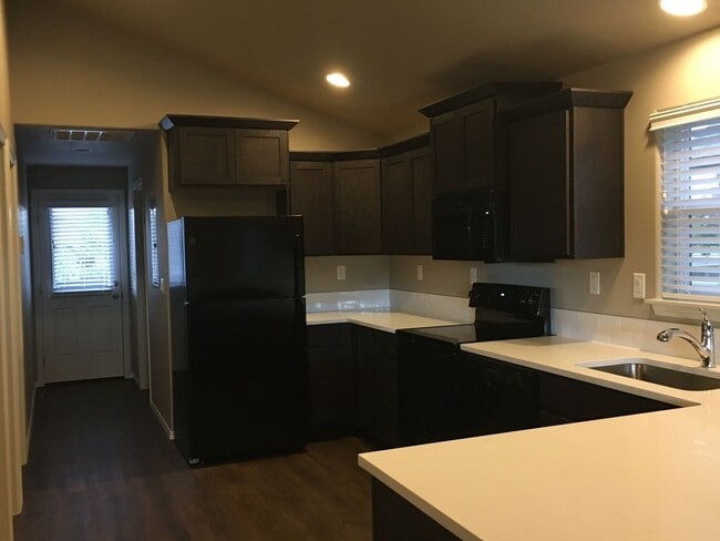 Building Photo - 2 Bedroom 1 Bath Cottage in SW Redmond