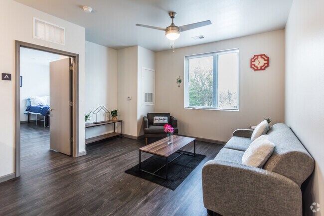 2 habitaciones, 2 baños - 875 pies cuadrados - Sala de estar - The Annex of Memphis