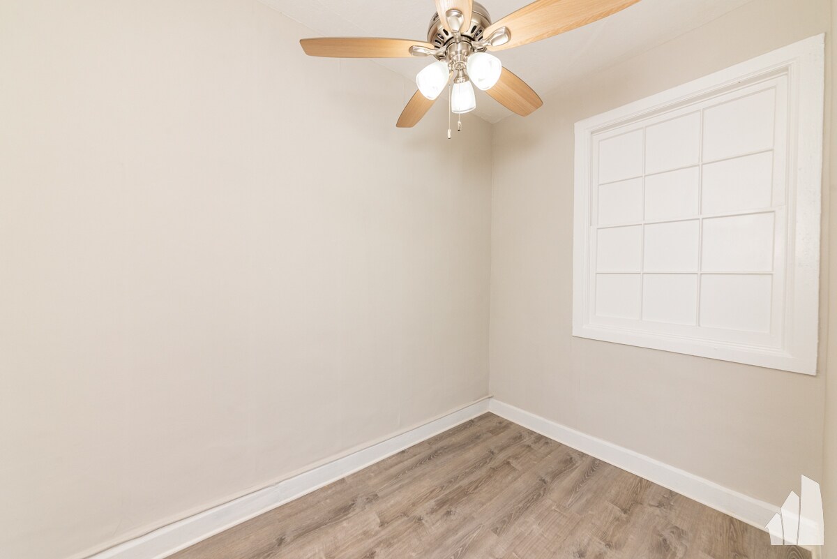 Foto principal - 1446 W Lexington St