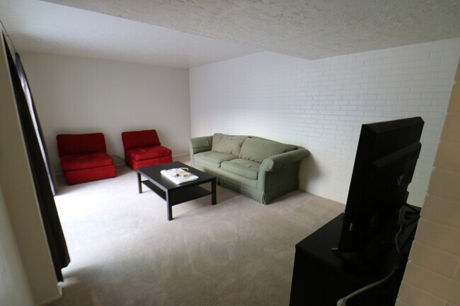 Foto del edificio - 4 Bedroom 3.5 Bathroom Townhome in Provo!