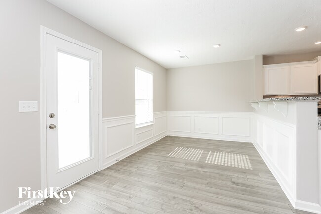 Building Photo - 2230 Oak Dr