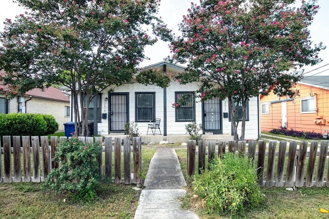Building Photo - Cozy 1 Bed, 1 Bath Duplex A Block From Woo...