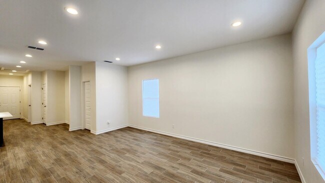 Building Photo - 5702 Moses Lp