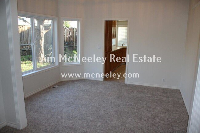 Building Photo - 4 br, 2.5 bath House - 3152 NE 11th Way