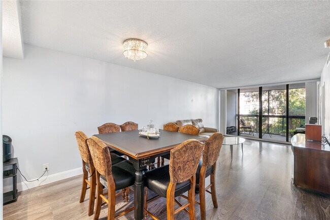 Foto del edificio - 8437 Forest Hills Dr