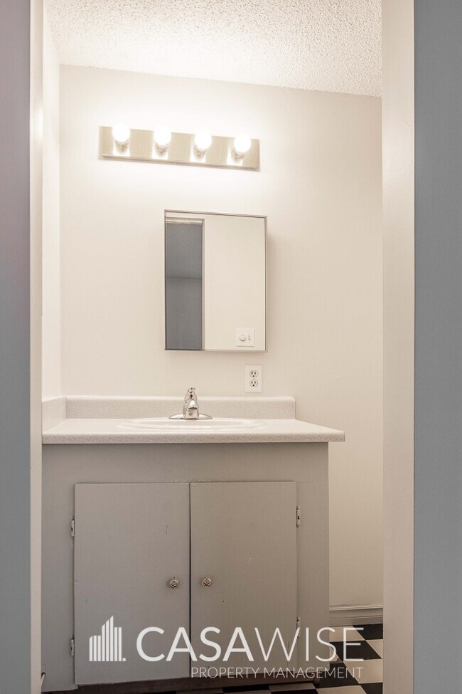 Building Photo - 10147-10145 145 St NW