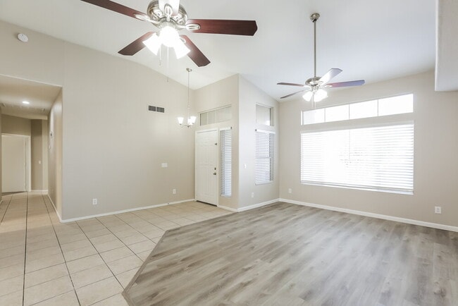 Foto del edificio - 1563 E Scott Ave