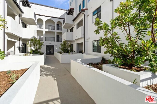 Foto del edificio - 5020 Woodman Ave