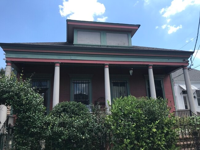 Gated front yard with front porch - 440 S Rendon St
