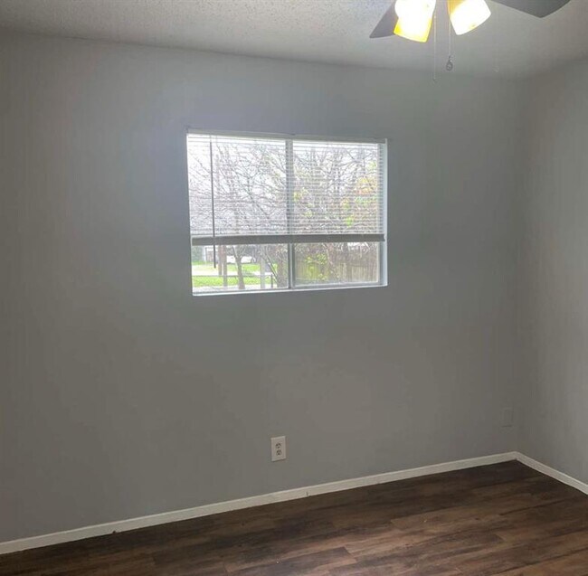 Building Photo - 208 Veterans Dr