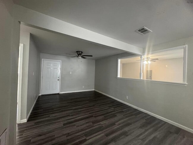 Building Photo - 204 W Garden Dr