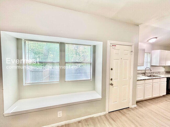 Foto del edificio - 152 Creek Cove Dr